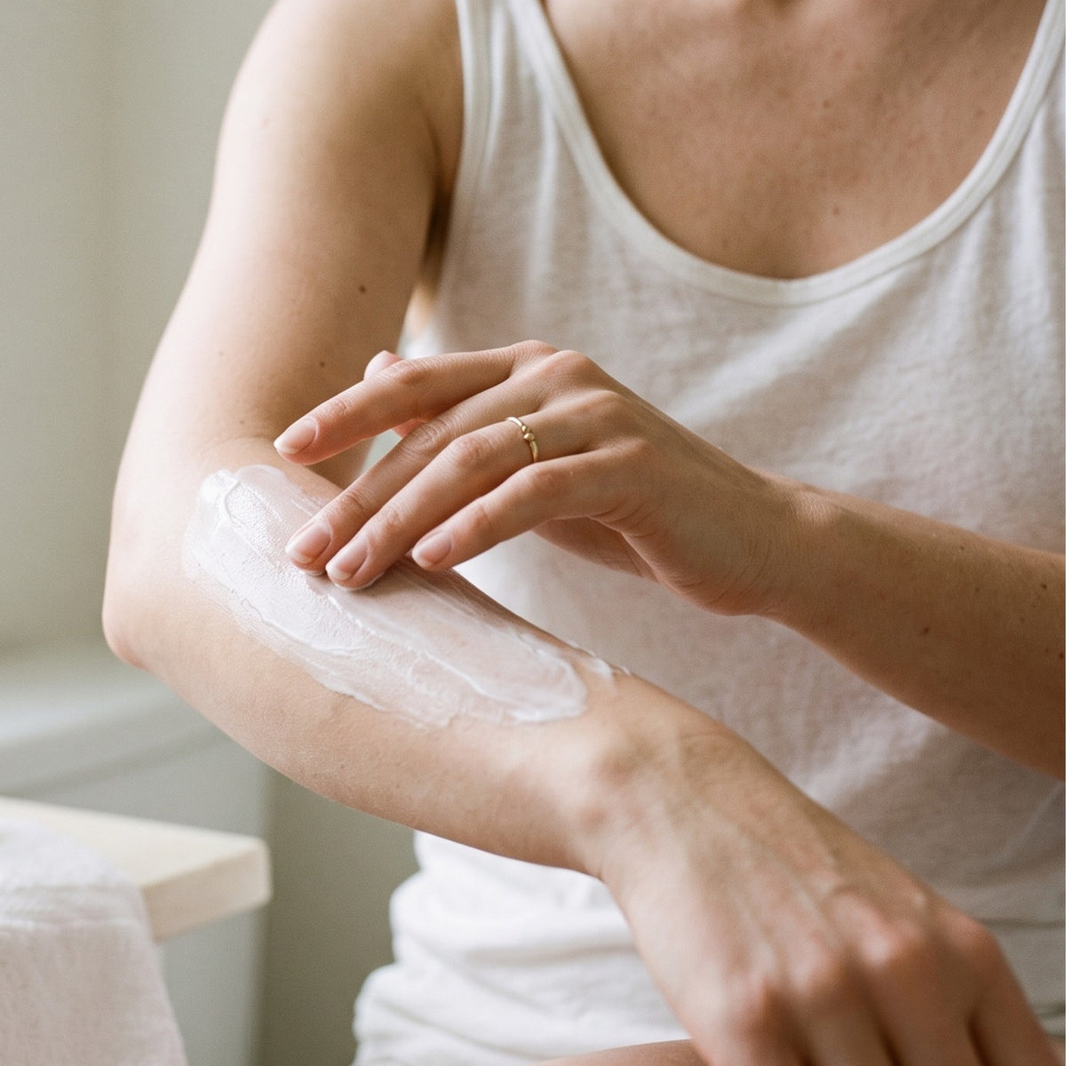 Soaviva Carezza Crema Corpo e Gambe Drenante Termogenica 200 ml — applicazione