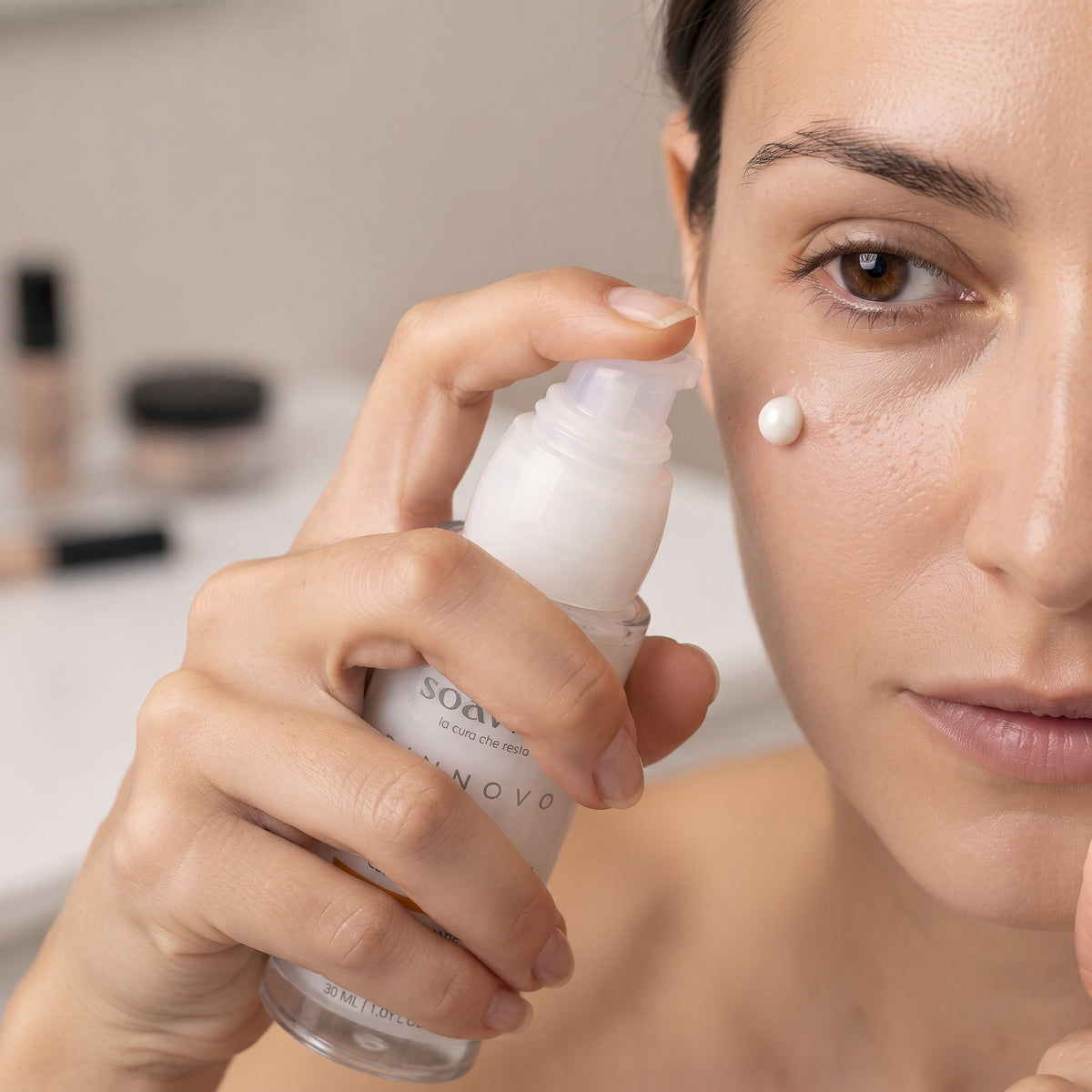 Soaviva Rinnovo Crema Contorno Occhi Esosomi 2% 30 ml — applicazione
