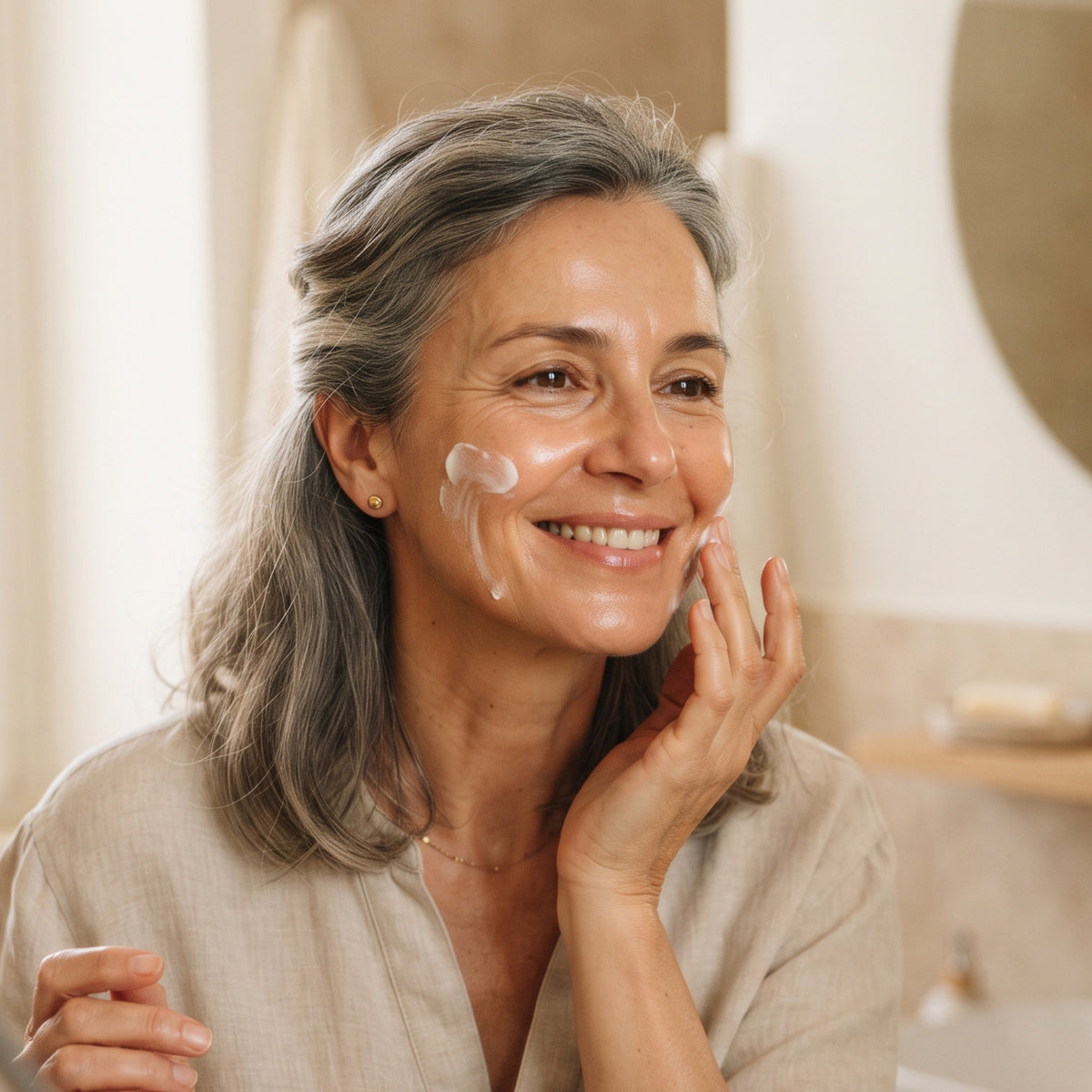 Applicazione della crema viso anti age giorno Soaviva Pura